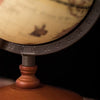 Globe Terrestre Tournant Sur Pied