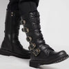 Bottes steampunk en PU homme portées, détail des cinq boucles à tête de mort