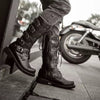 Bottes steampunk en PU homme portées avec lacets et boucles tête de mort, look motard
