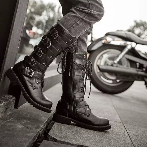 Bottes steampunk en PU homme portées avec lacets et boucles tête de mort, look motard