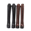 Bottes victoriennes disponibles en noir et marron, quatre paires alignees