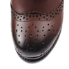 Gros plan sur les perforations decoratives du bout des bottes victoriennes