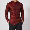 Chemise Asymétrique Homme rouge bordeaux motif paisley, portée de face, col mao