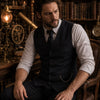 Gilet Vintage - noir porté, ambiance atelier steampunk