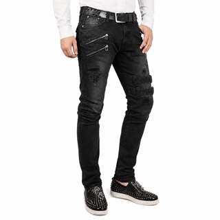 Jean Punk Homme porté avec chemise blanche et baskets à clous, vue de profil en pied