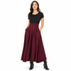 Jupe longue bordeaux portée avec haut noir et bottines, look moderne