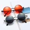 Lunettes de Soleil Steampunk Vintage - comparaison monture noire verres rouges et noirs, mise en scène