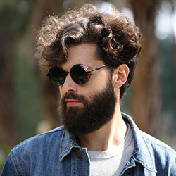 Lunettes de Soleil Steampunk Homme portées par un modèle en extérieur, monture noire ronde