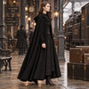 Manteau cape vintage noir porte de profil sur un quai de gare steampunk
