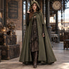 Femme portant le manteau cape vintage vert kaki, capuche relevee, decor steampunk