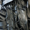 Detail du lacage sur la manche de la veste steampunk gothique en simili cuir