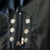 Detail du zip et des boutons pression de la veste steampunk gothique en simili cuir