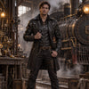 Homme en veste steampunk gothique en simili cuir noire sur un quai de gare steampunk