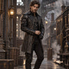 Homme portant la veste steampunk gothique en simili cuir noire dans une gare vintage a vapeur