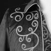 Detail des broderies argentees sur la veste steampunk gothique noire