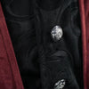 Detail des fermoirs et boutons ornes de la veste steampunk noire