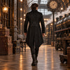 Homme de dos portant la veste steampunk gothique noire dans une gare steampunk