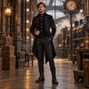 Homme en veste steampunk gothique noire sur un quai de gare vintage a vapeur