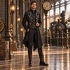 Homme portant la veste steampunk gothique noire dans une gare vintage a vapeur
