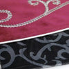 Detail des broderies et du brocart en bas de la veste steampunk rouge