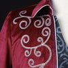 Detail des broderies argentees sur le velours rouge de la veste steampunk