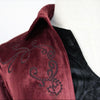 Detail du col et des revers en velours rouge de la veste steampunk