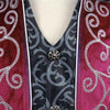 Detail du plastron brocart et des broderies de la veste steampunk rouge et noire