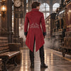 Homme de dos portant la veste steampunk gothique rouge dans une gare steampunk