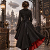 Femme de dos portant la veste victorienne noire et rouge dans une rue steampunk