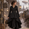 Femme portant la veste victorienne noire dans une rue steampunk a vapeur