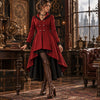 Femme portant la veste victorienne rouge dans un interieur steampunk