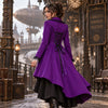 Femme de dos portant la veste victorienne violette, ambiance steampunk