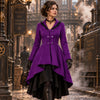 Femme portant la veste victorienne violette dans une rue steampunk